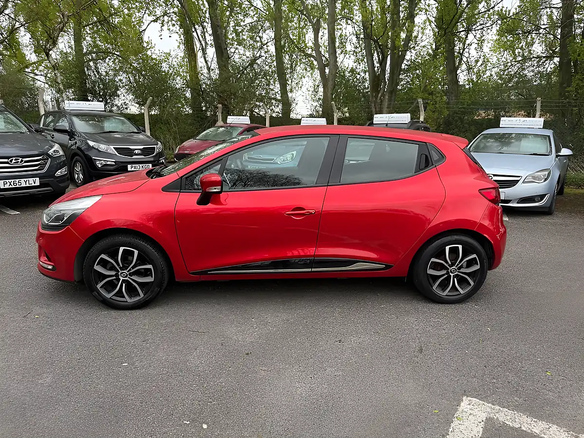 Used 2018 Renault Clio Play Red - Interior and Exterior details 4