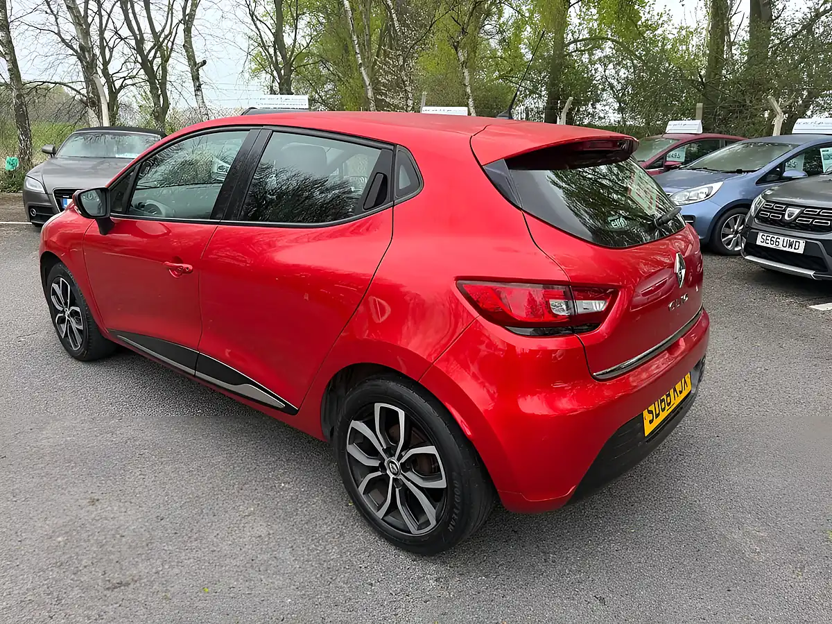 Used 2018 Renault Clio Play Red - Interior and Exterior details 5
