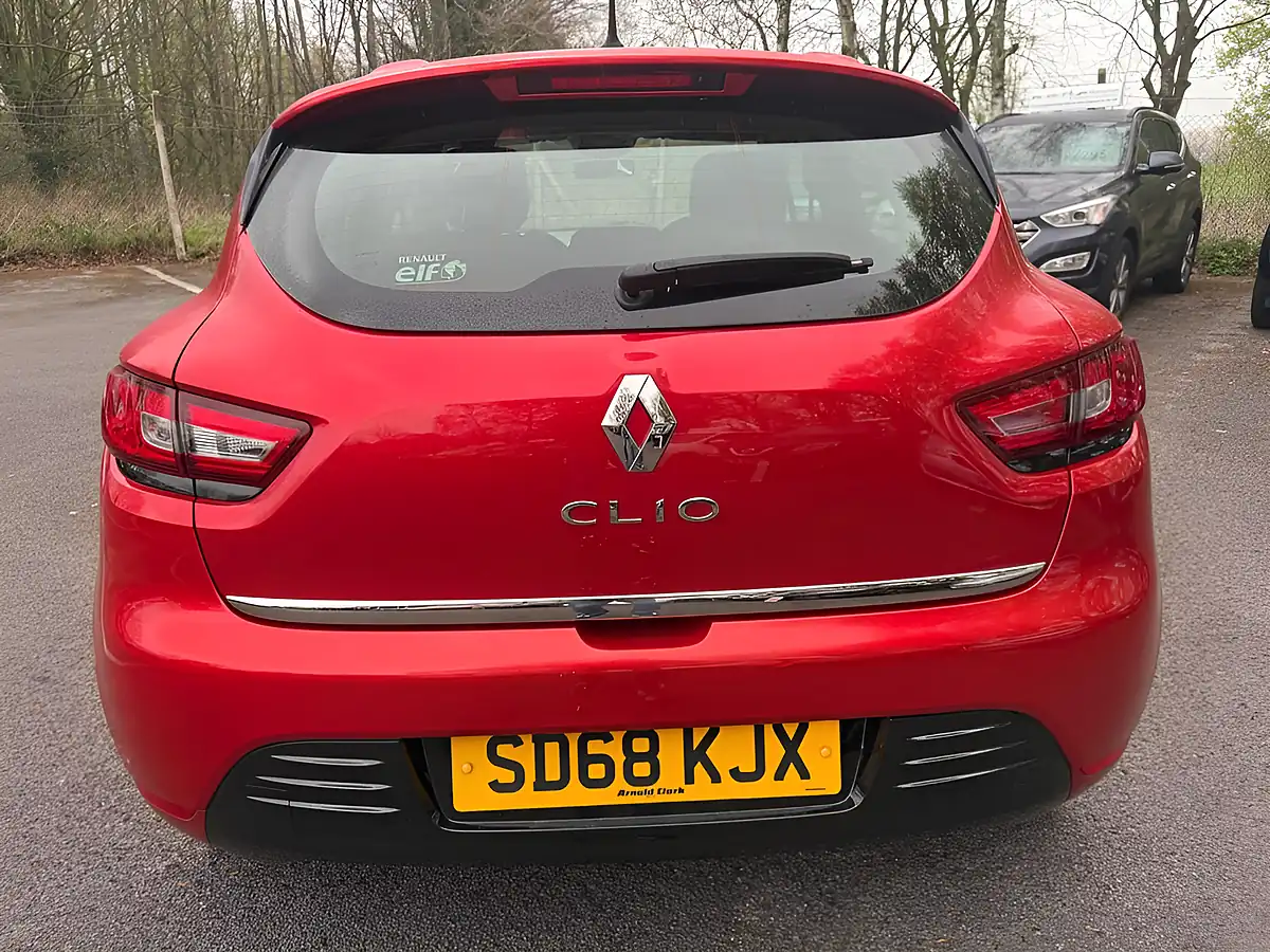 Used 2018 Renault Clio Play Red - Interior and Exterior details 6