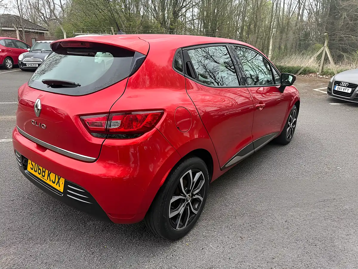 Used 2018 Renault Clio Play Red - Interior and Exterior details 7