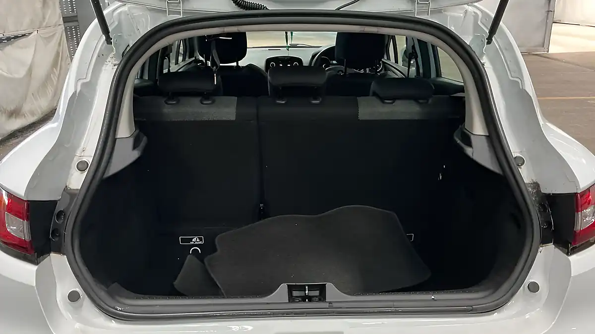 Used 2018 Renault Clio Play White - Interior and Exterior details 13