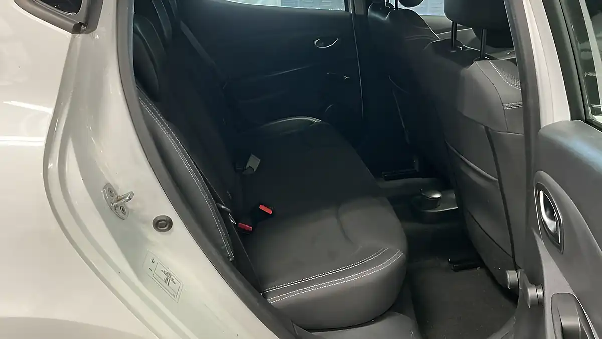 Used 2018 Renault Clio Play White - Interior and Exterior details 14