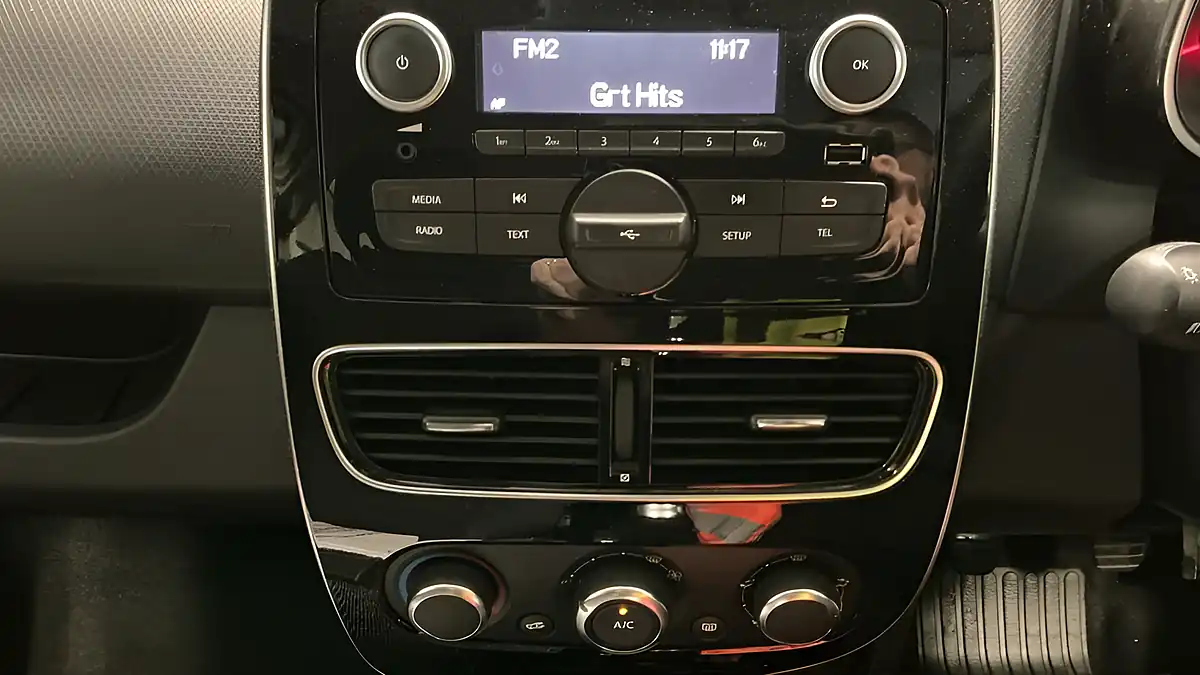 Used 2018 Renault Clio Play White - Interior and Exterior details 16
