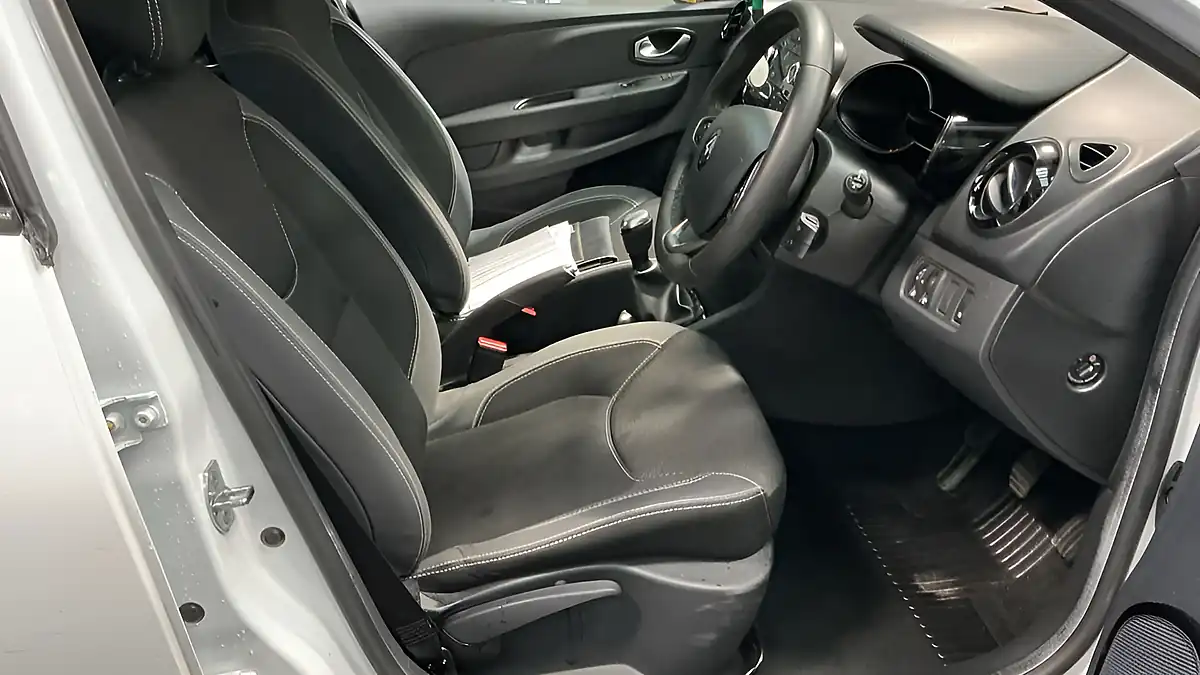 Used 2018 Renault Clio Play White - Interior and Exterior details 2