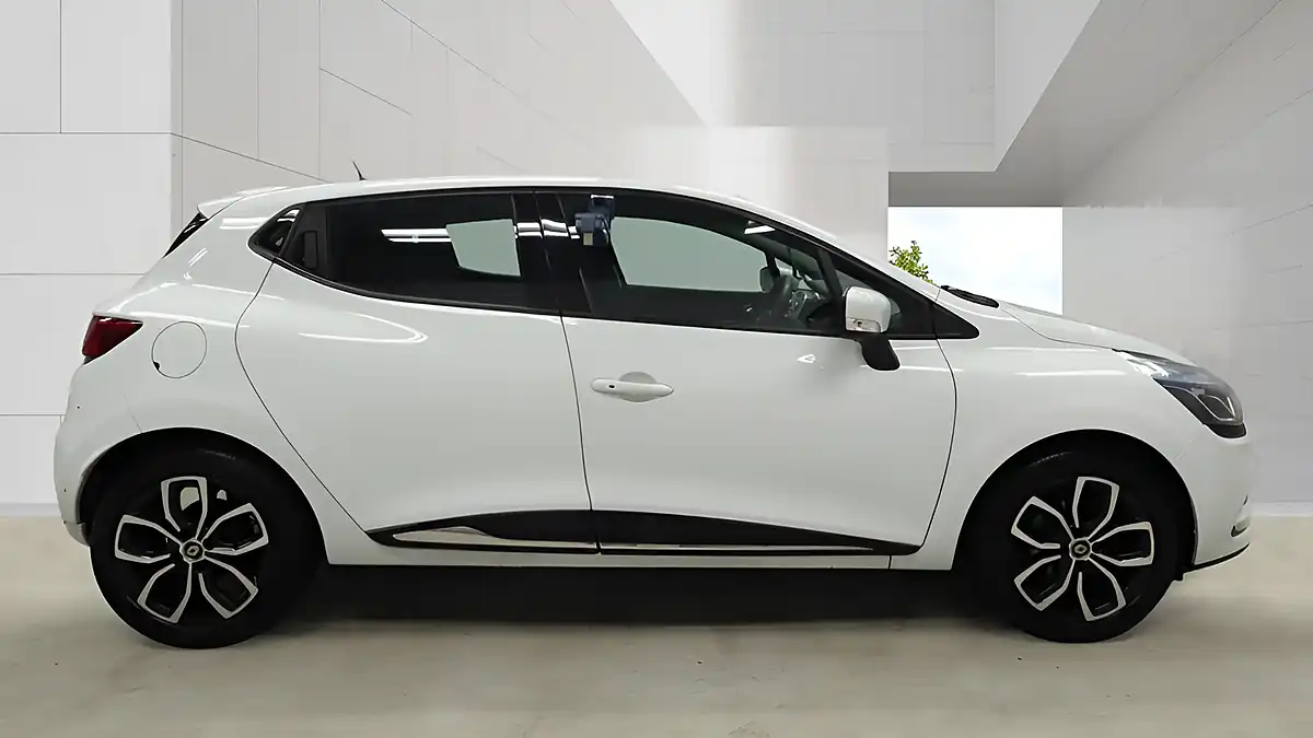 Used 2018 Renault Clio Play White - Interior and Exterior details 8
