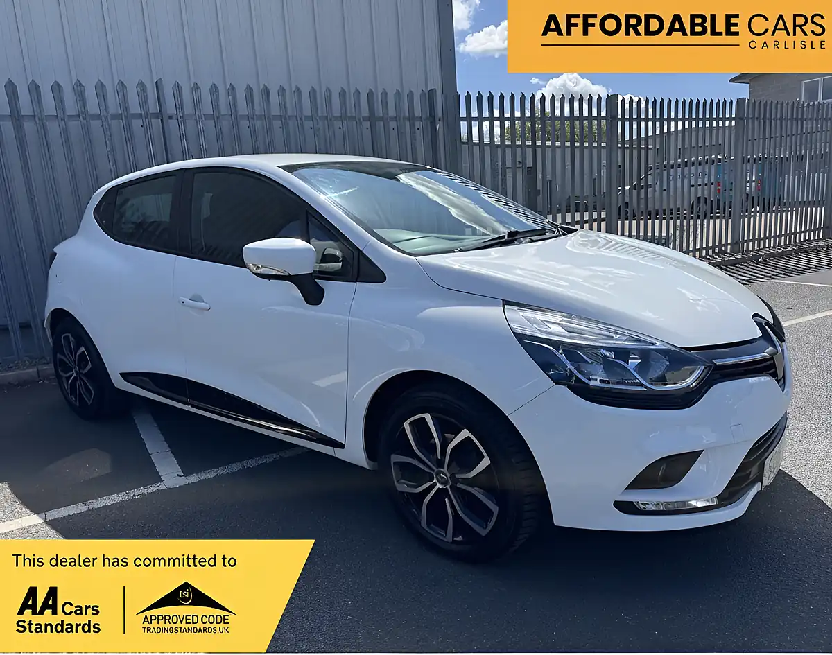 Used 2018 Renault Clio Play White - Front View
