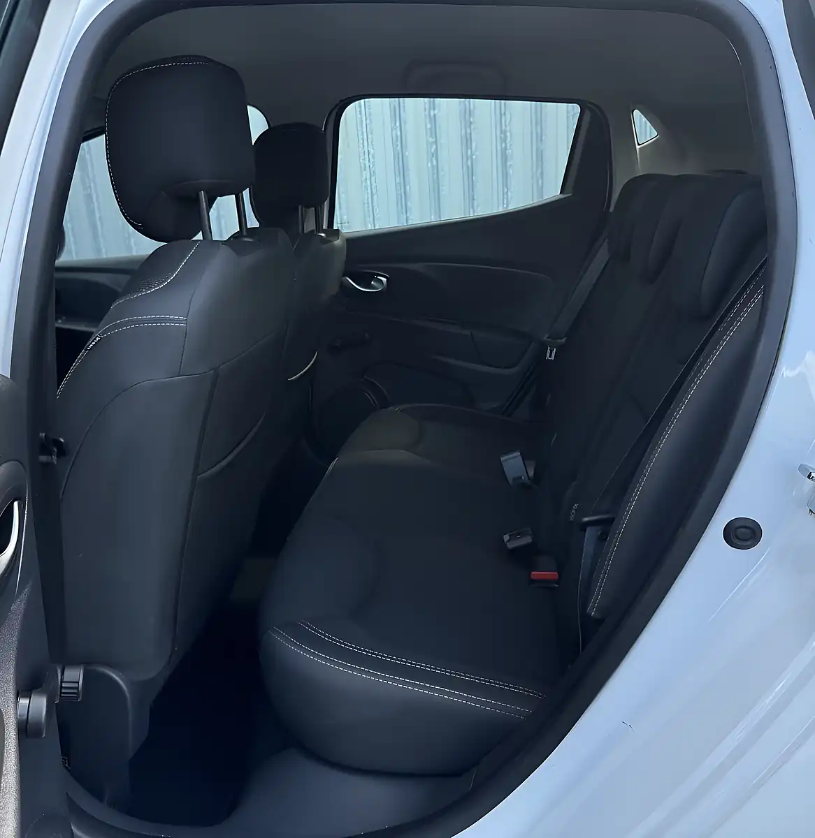 Used 2018 Renault Clio Play White - Interior and Exterior details 10