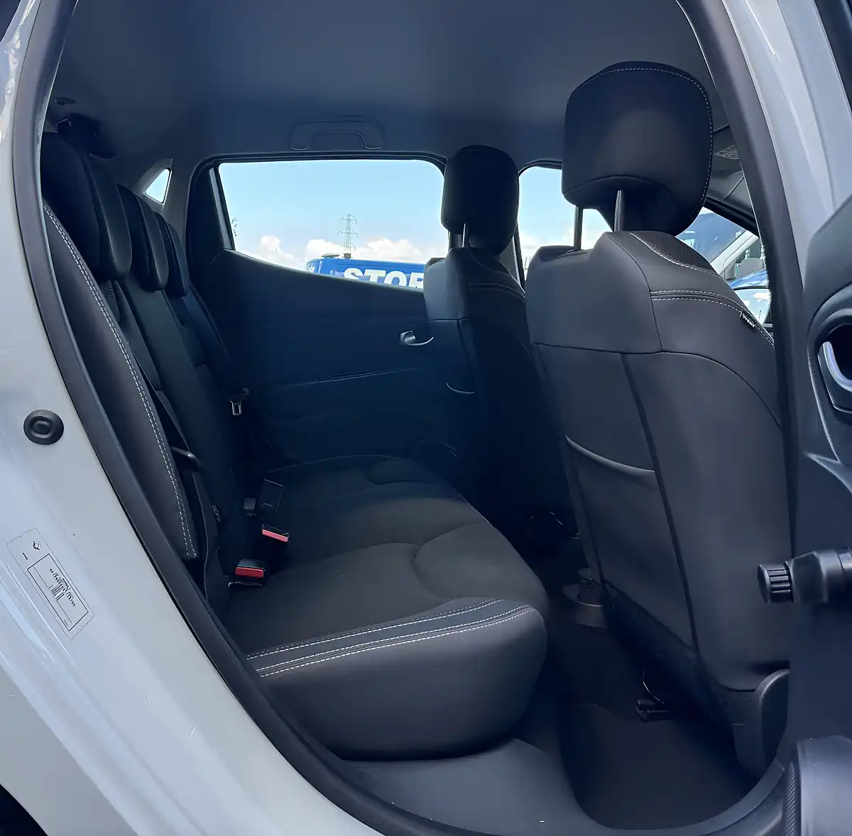 Used 2018 Renault Clio Play White - Interior and Exterior details 11