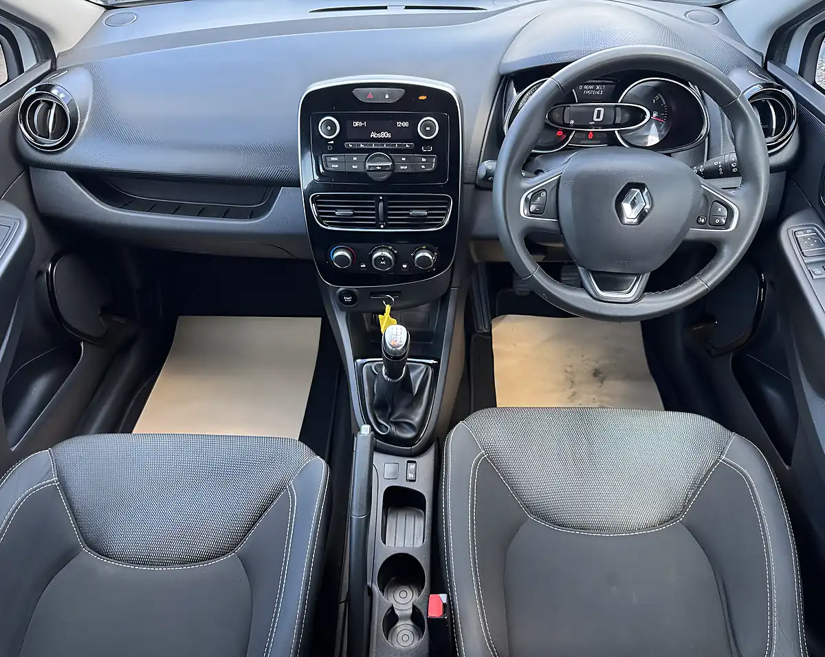 Used 2018 Renault Clio Play White - Interior and Exterior details 12