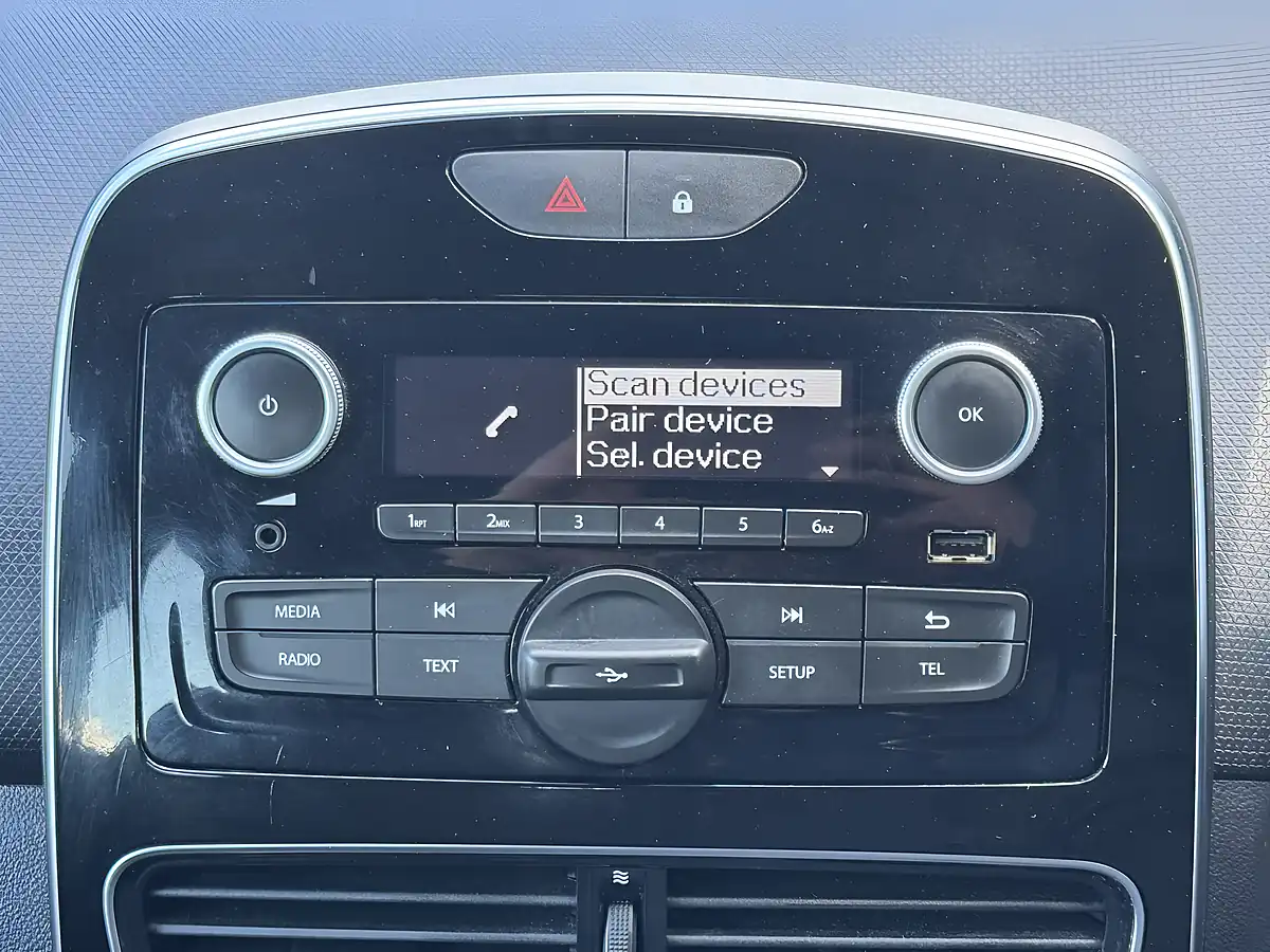 Used 2018 Renault Clio Play White - Interior and Exterior details 15