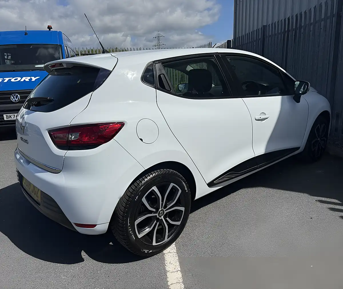Used 2018 Renault Clio Play White - Interior and Exterior details 4