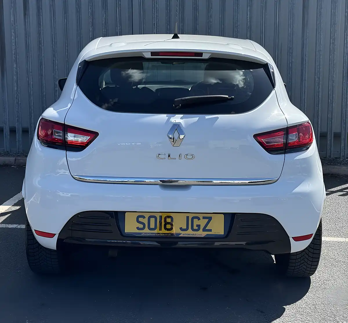 Used 2018 Renault Clio Play White - Interior and Exterior details 5