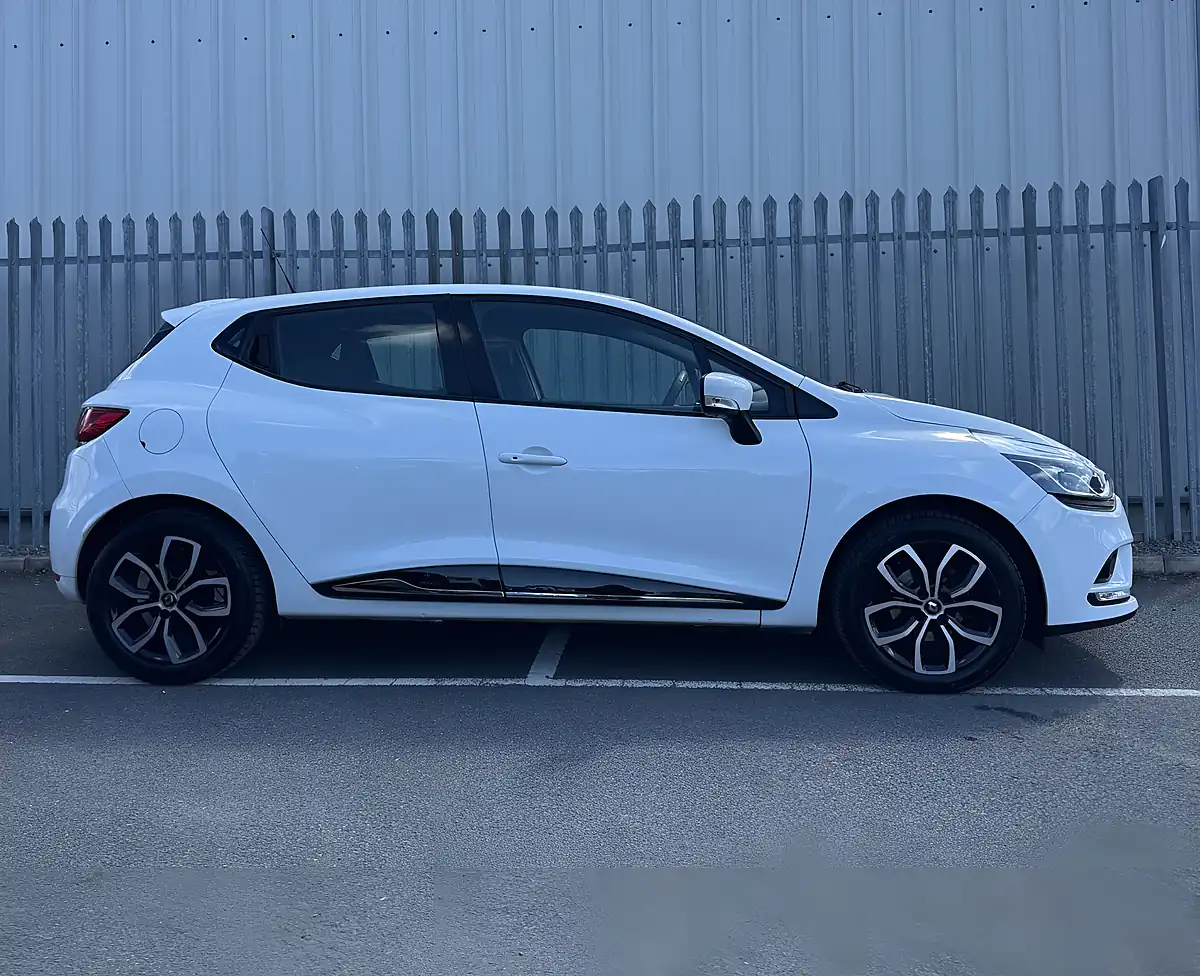 Used 2018 Renault Clio Play White - Interior and Exterior details 6