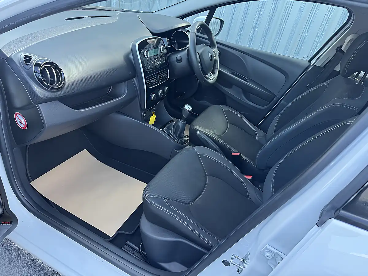 Used 2018 Renault Clio Play White - Interior and Exterior details 9