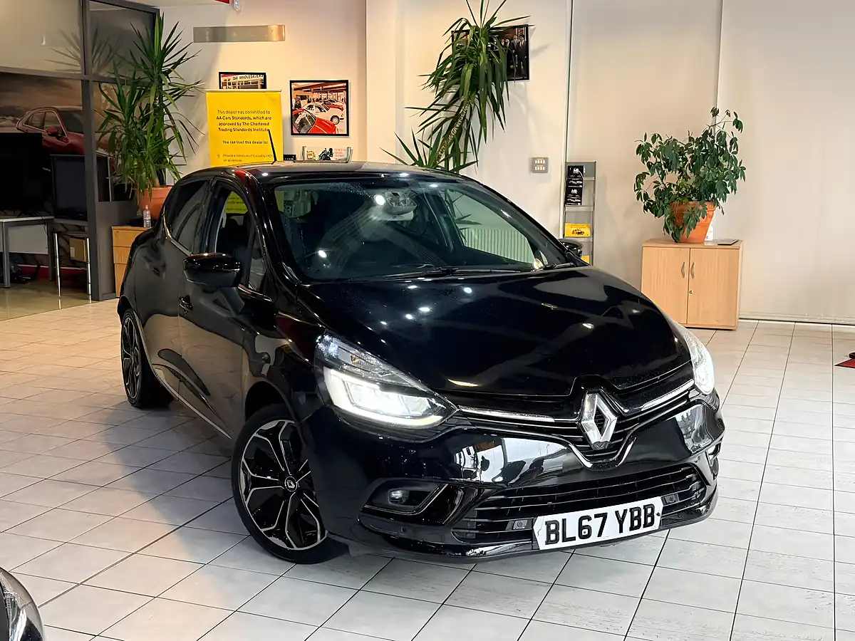 Used 2018 Renault Clio Signature Nav Black - Front View