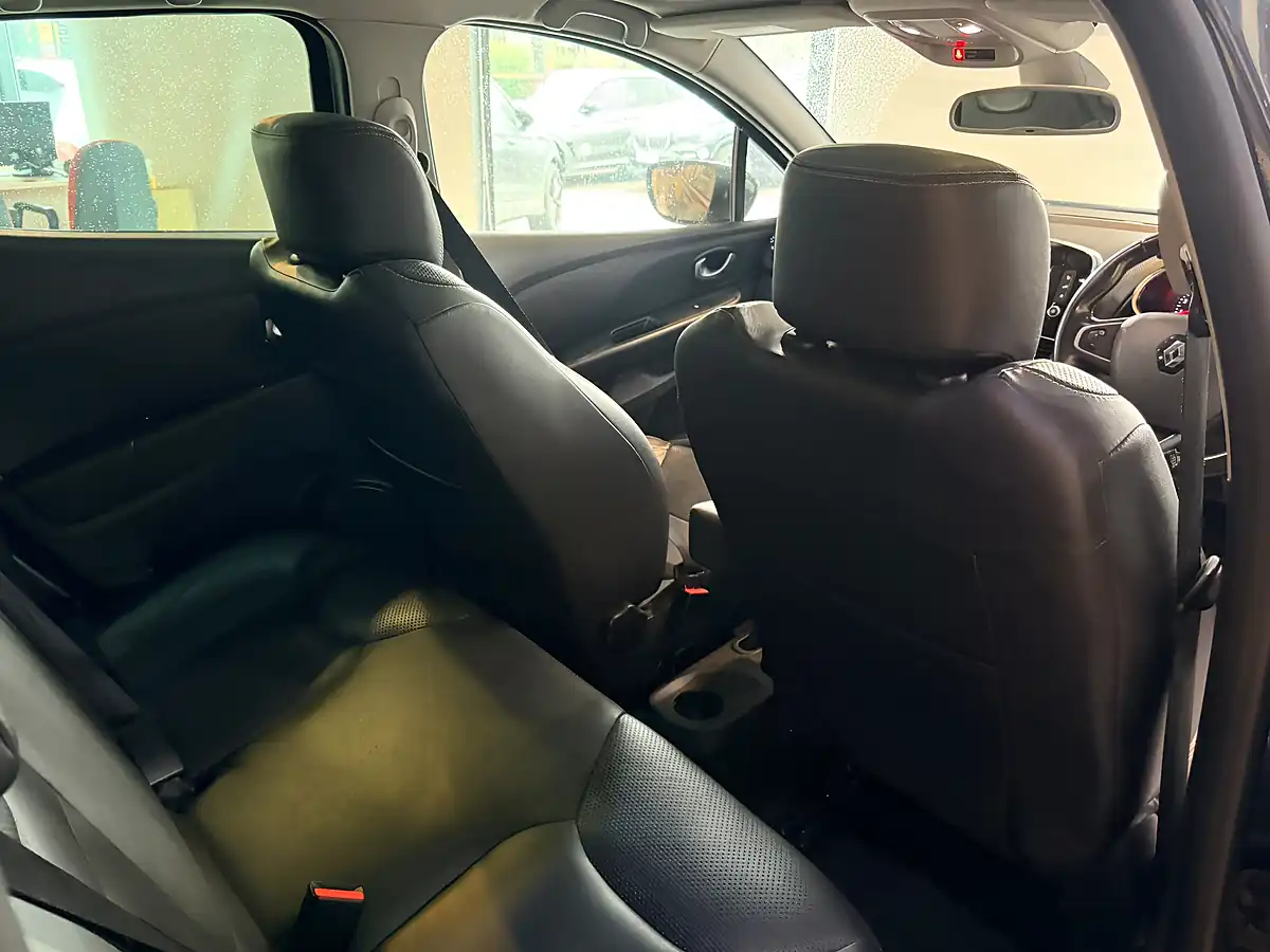 Used 2018 Renault Clio Signature Nav Black - Interior and Exterior details 14