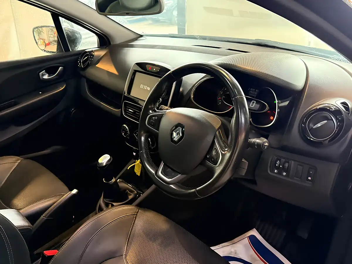 Used 2018 Renault Clio Signature Nav Black - Interior and Exterior details 15