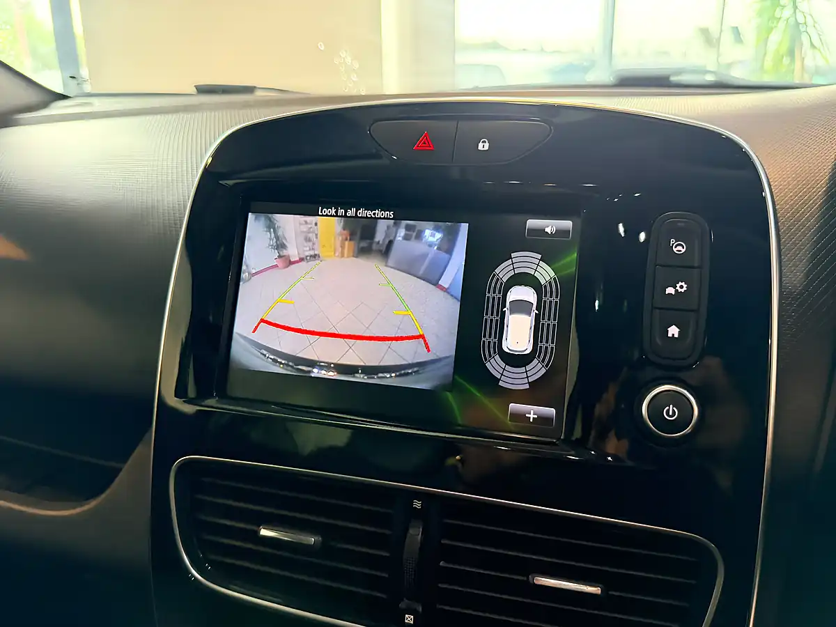 Used 2018 Renault Clio Signature Nav Black - Interior and Exterior details 17