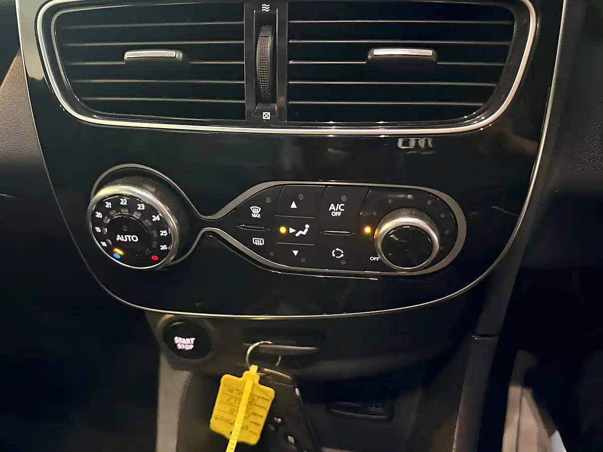 Used 2018 Renault Clio Signature Nav Black - Interior and Exterior details 18
