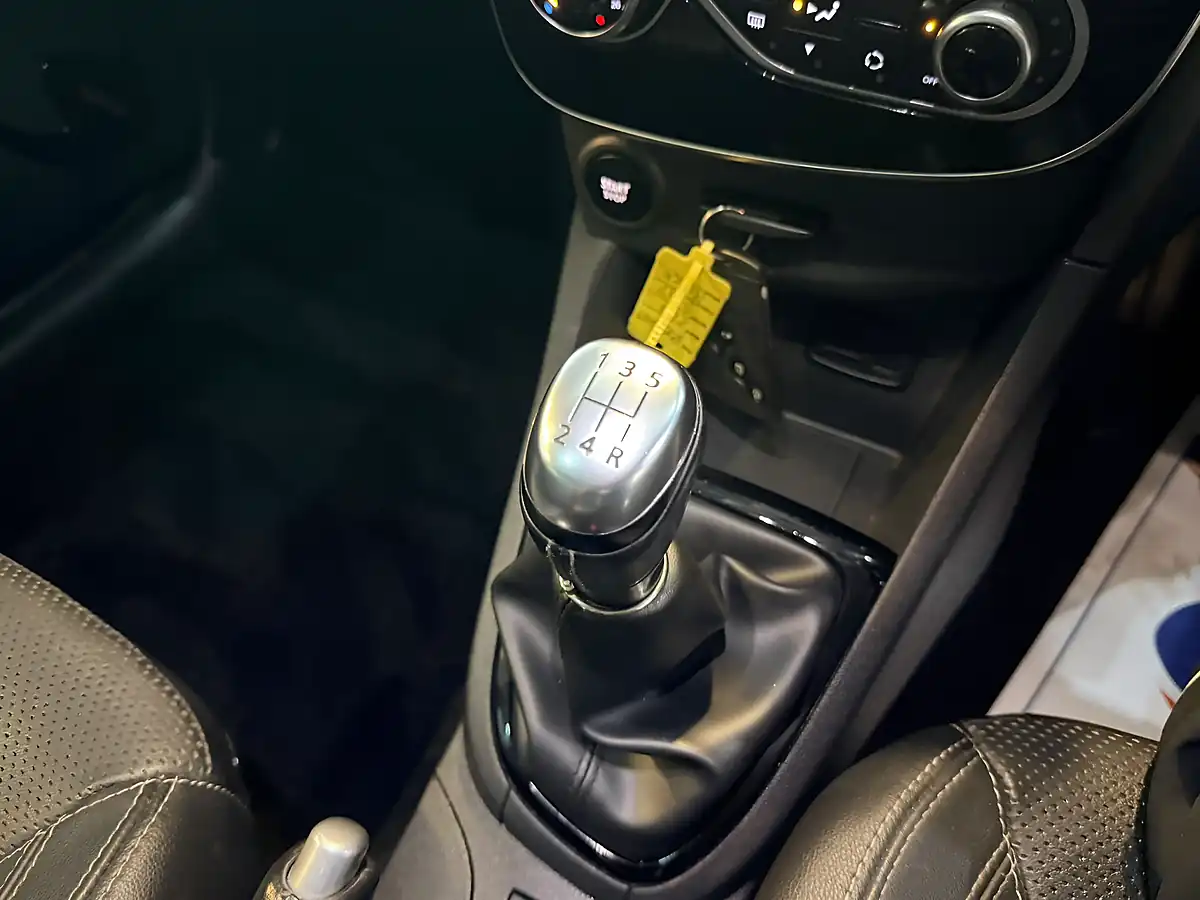 Used 2018 Renault Clio Signature Nav Black - Interior and Exterior details 19