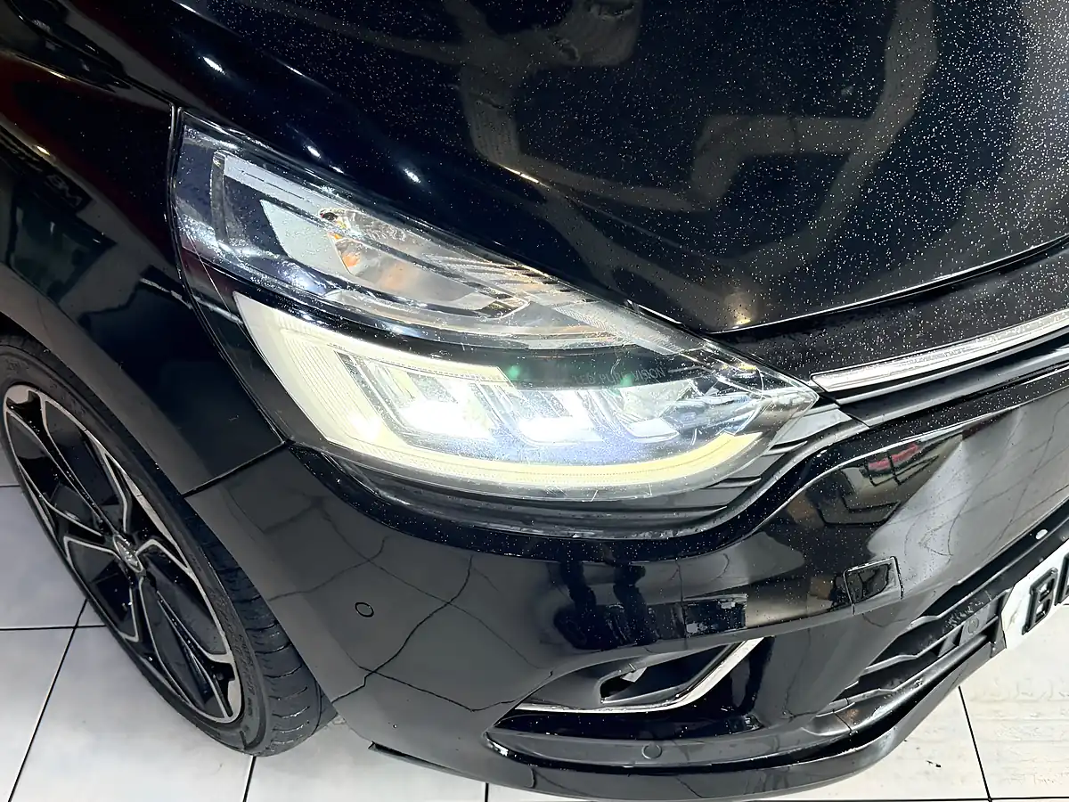 Used 2018 Renault Clio Signature Nav Black - Interior and Exterior details 3