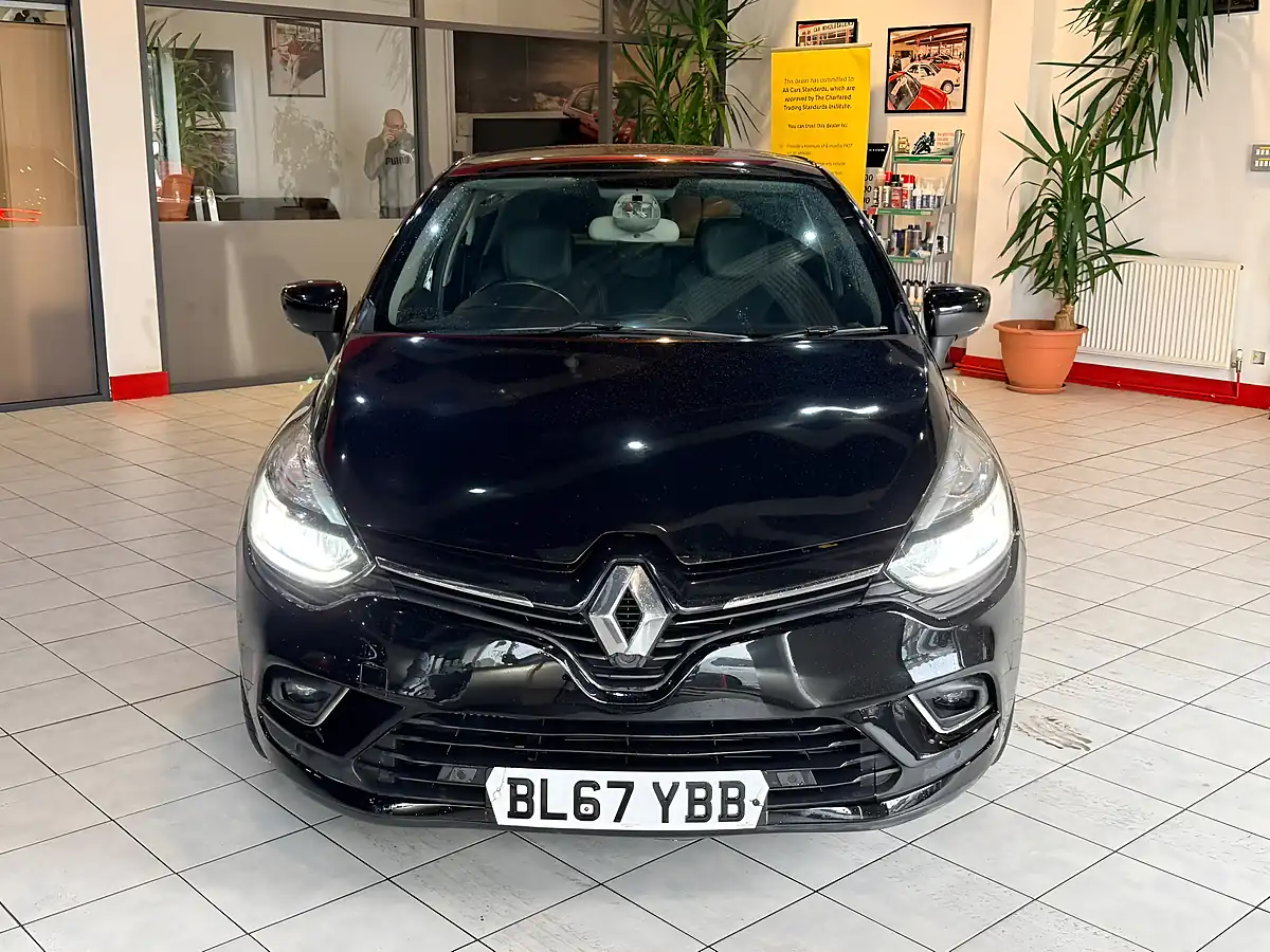 Used 2018 Renault Clio Signature Nav Black - Interior and Exterior details 4