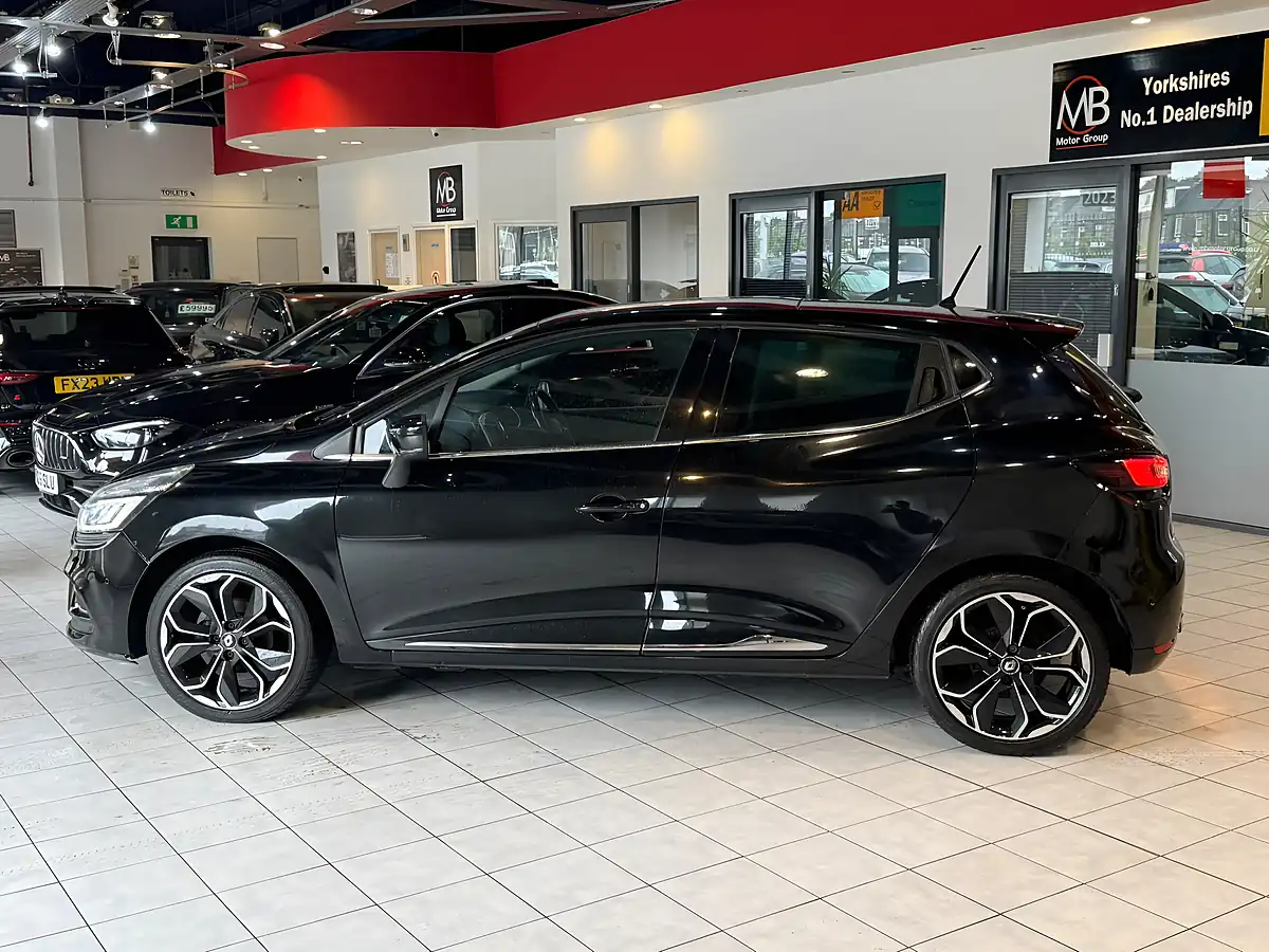 Used 2018 Renault Clio Signature Nav Black - Interior and Exterior details 6