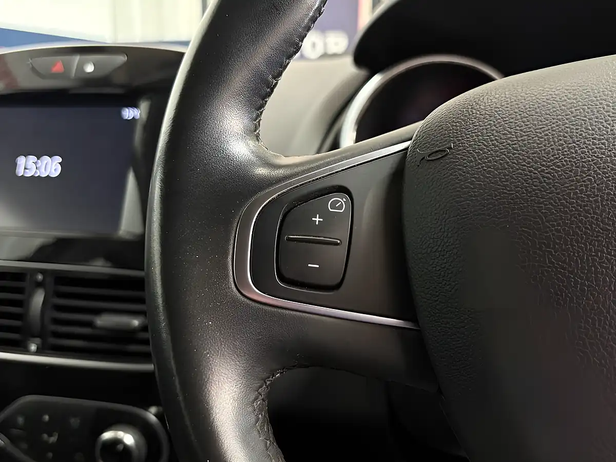 Used 2018 Renault Clio Signature Nav Mars Red - Interior and Exterior details 13