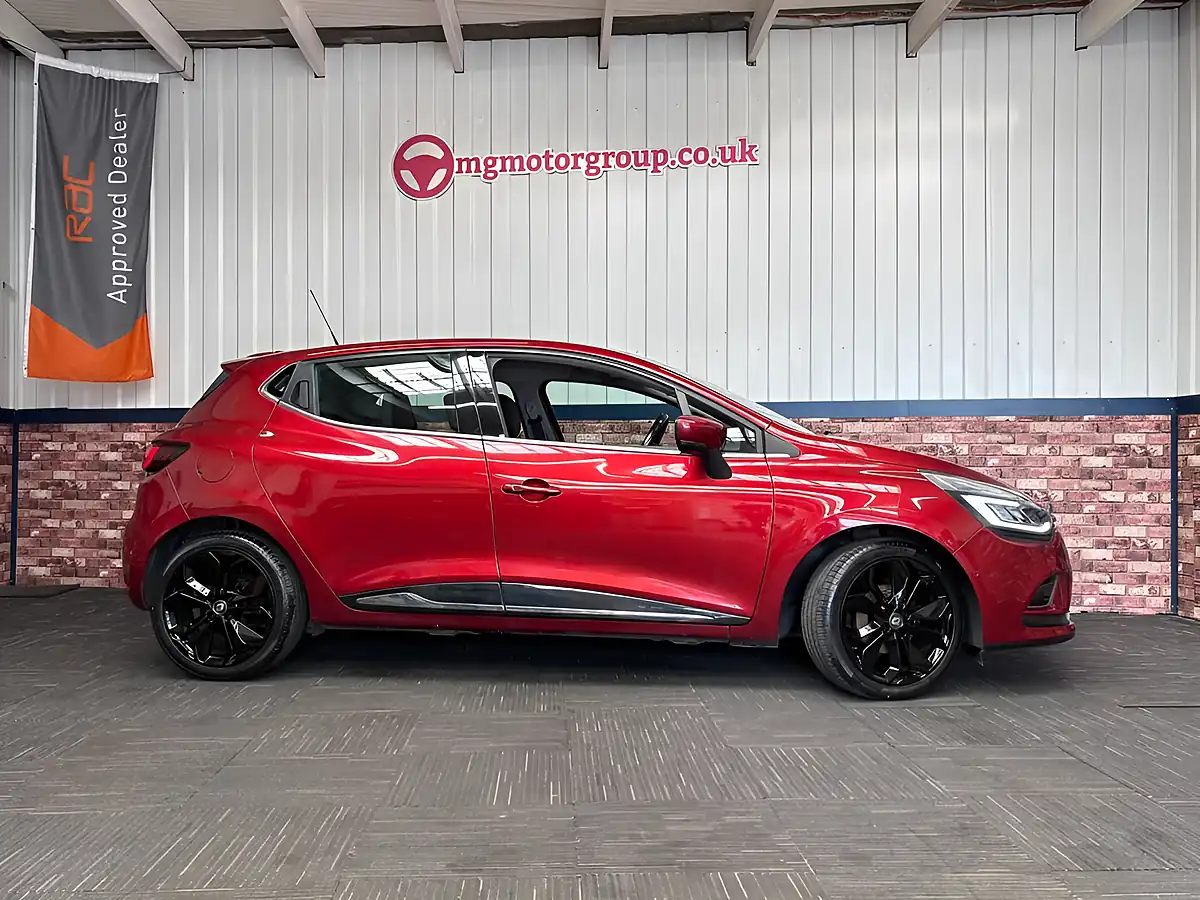 Used 2018 Renault Clio Signature Nav Mars Red - Interior and Exterior details 3