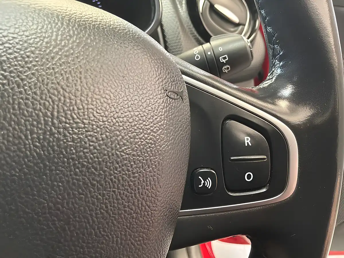 Used 2018 Renault Clio Signature Nav Red - Interior and Exterior details 12