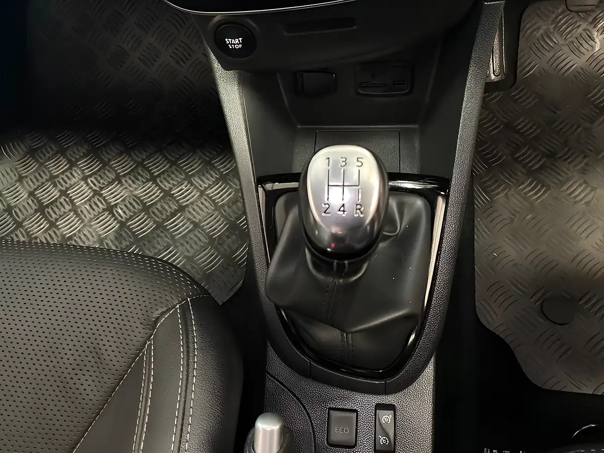 Used 2018 Renault Clio Signature Nav Red - Interior and Exterior details 13