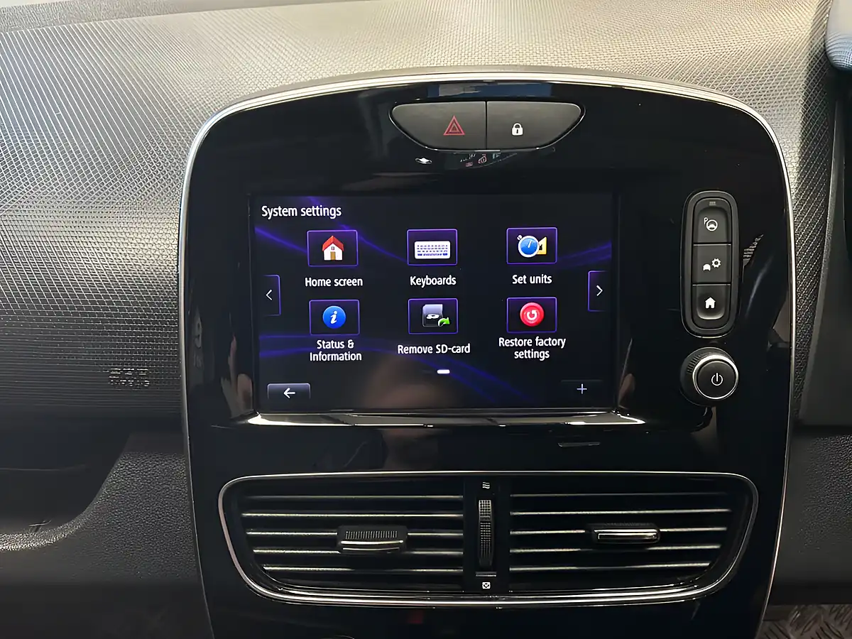 Used 2018 Renault Clio Signature Nav Red - Interior and Exterior details 16