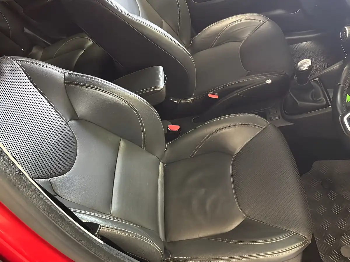 Used 2018 Renault Clio Signature Nav Red - Interior and Exterior details 9