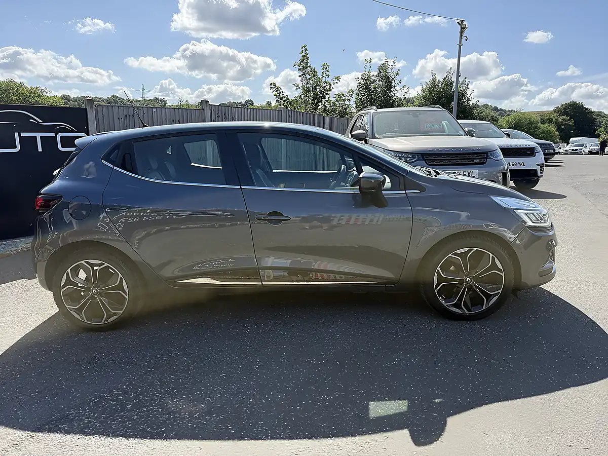 Used 2018 Renault Clio Signature Nav Titanium Grey - Interior and Exterior details 3