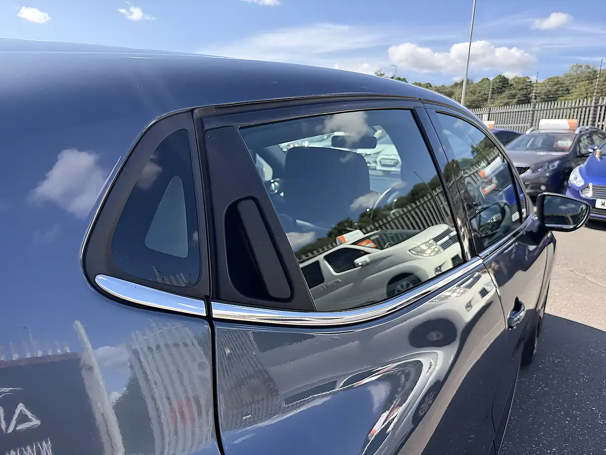 Used 2018 Renault Clio Signature Nav Titanium Grey - Interior and Exterior details 5