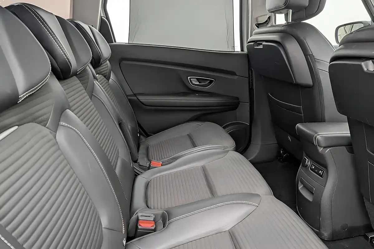 Used 2018 Renault Grand Scenic Dynamique Nav Silver - Interior and Exterior details 14