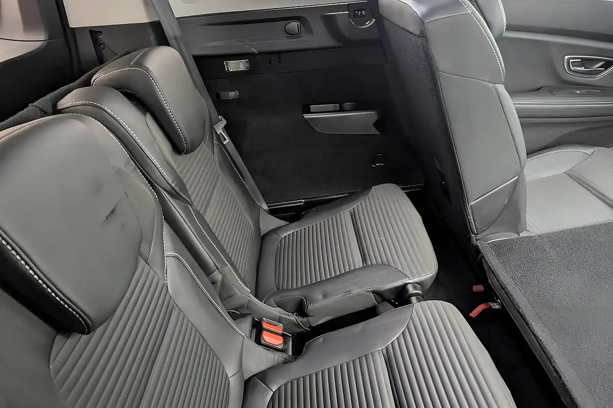 Used 2018 Renault Grand Scenic Dynamique Nav Silver - Interior and Exterior details 18