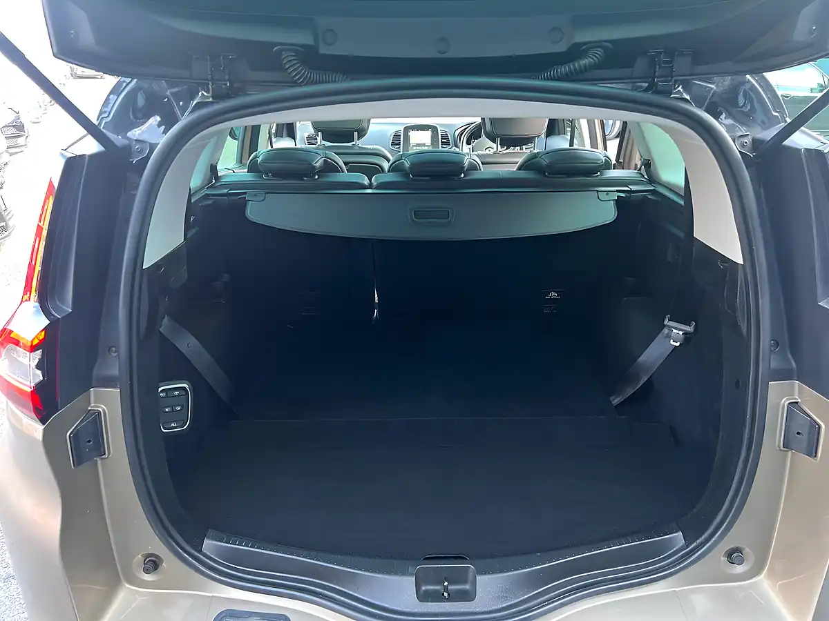 Used 2018 Renault Grand Scenic Dynamique S Nav Beige - Interior and Exterior details 17