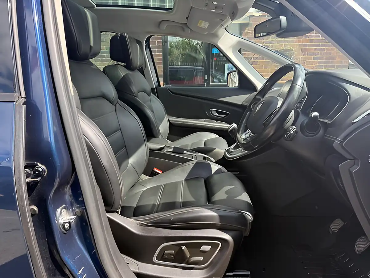 Used 2018 Renault Grand Scenic Signature Nav Blue - Interior and Exterior details 15