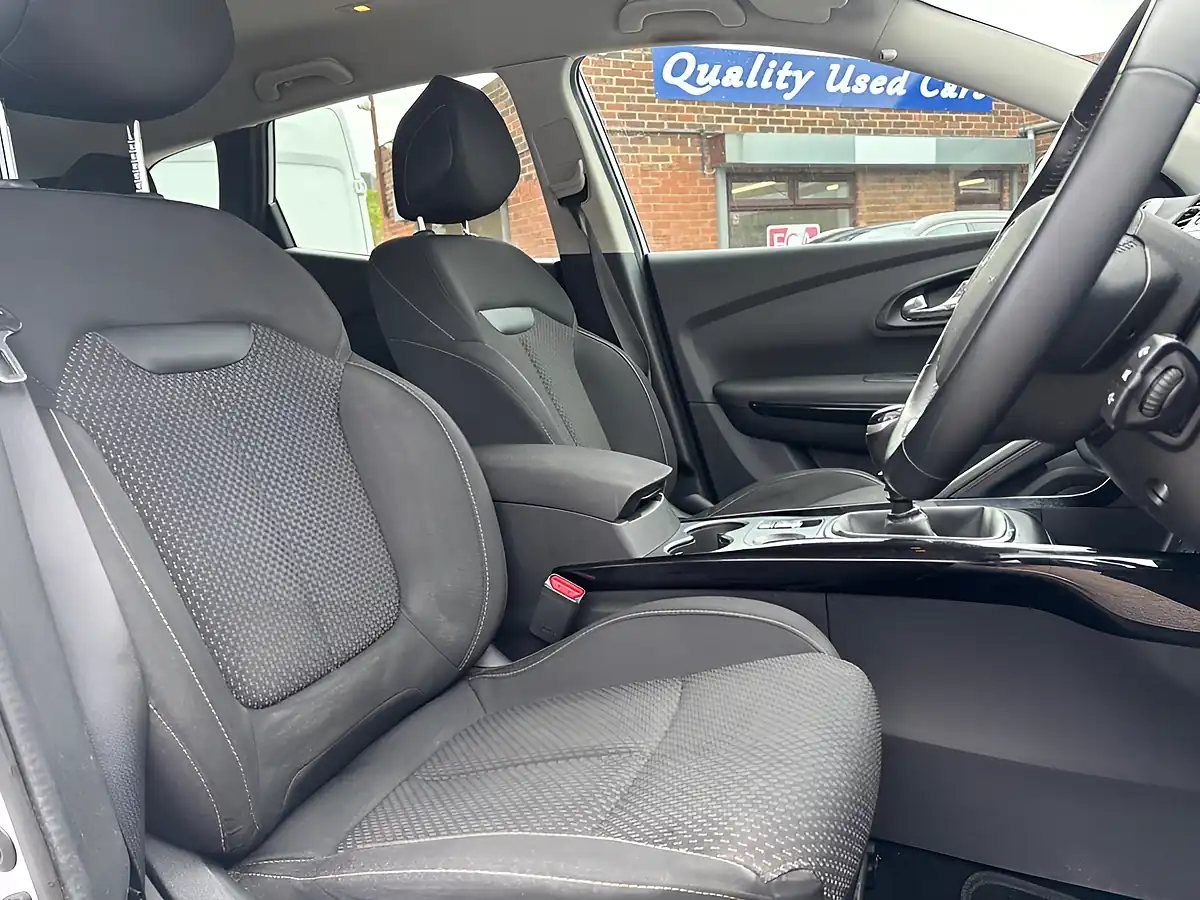 Used 2018 Renault Kadjar Dynamique Nav White - Interior and Exterior details 18