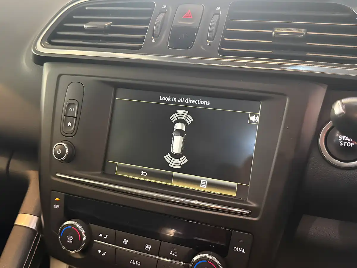 Used 2018 Renault Kadjar Signature Nav Grey - Interior and Exterior details 14
