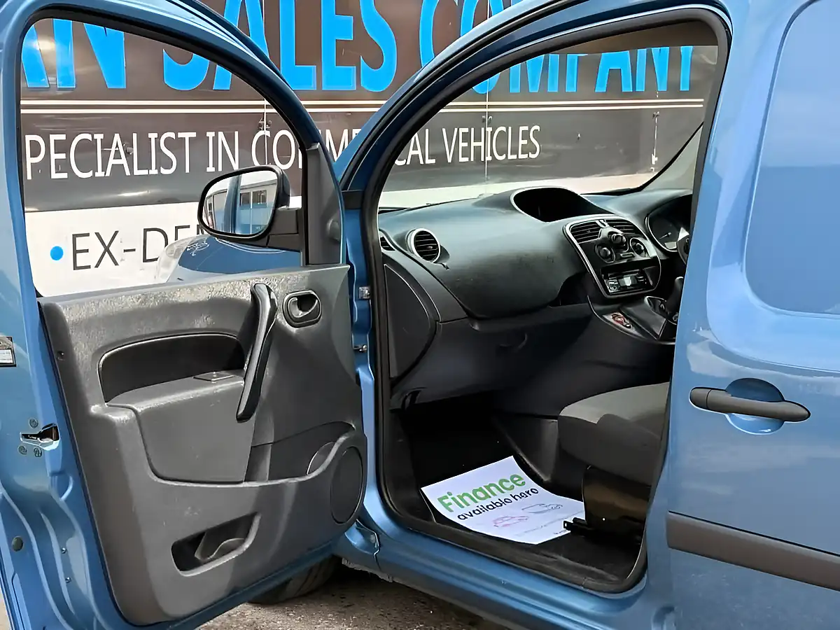 Used 2018 Renault Kangoo Business+ Blue - Interior and Exterior details 12