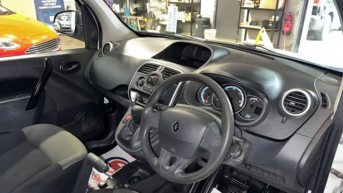 Used 2018 Renault Kangoo Maxi Business White - Interior and Exterior details 10