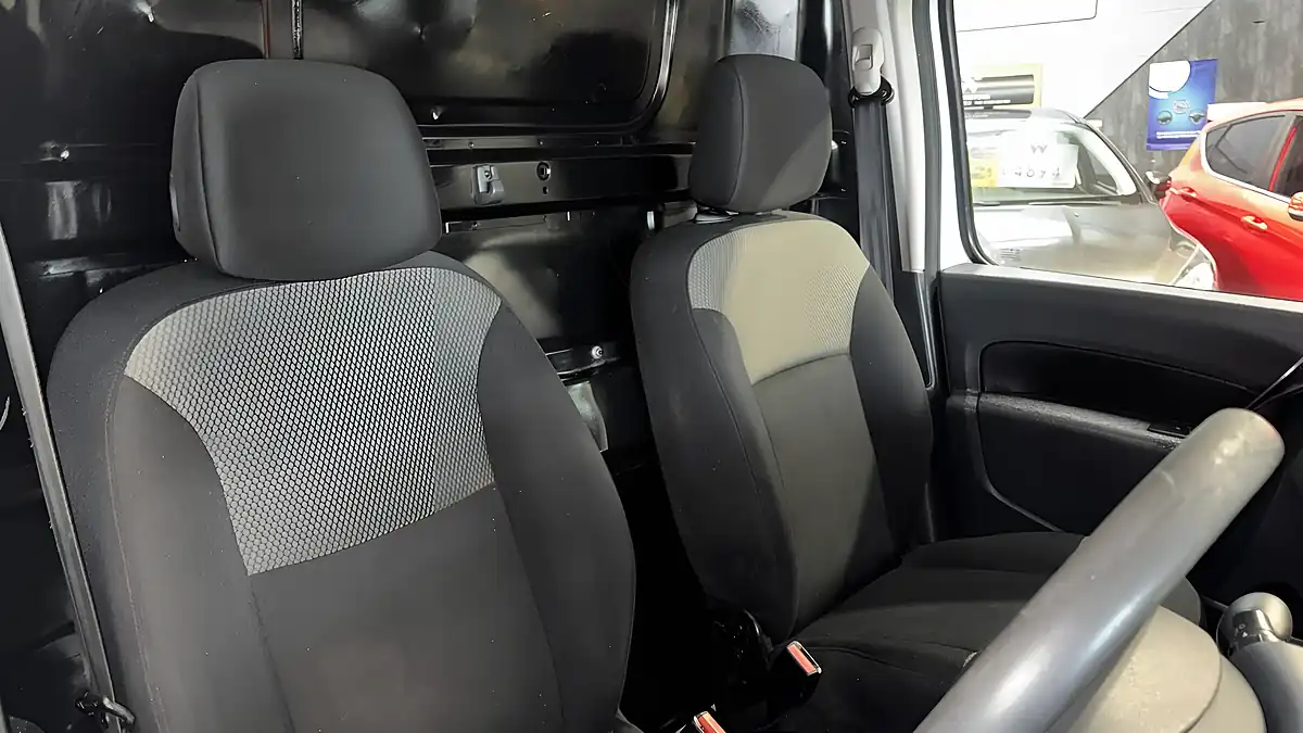 Used 2018 Renault Kangoo Maxi Business White - Interior and Exterior details 11