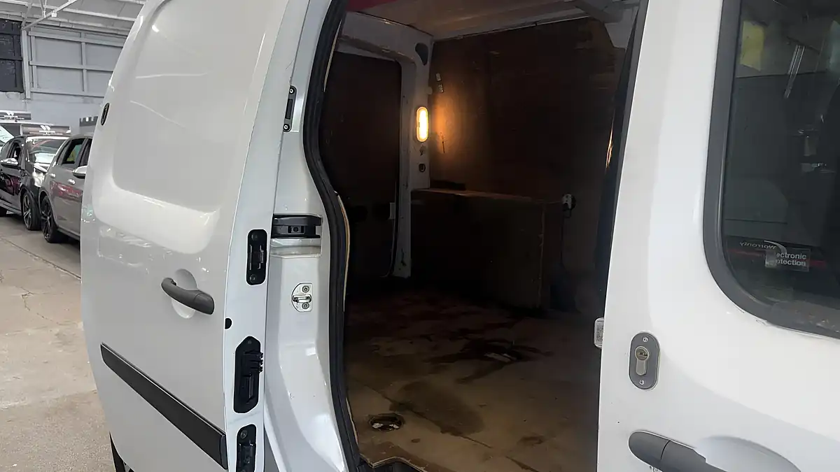 Used 2018 Renault Kangoo Maxi Business White - Interior and Exterior details 13
