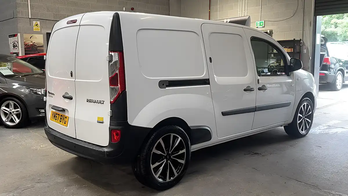 Used 2018 Renault Kangoo Maxi Business White - Interior and Exterior details 5
