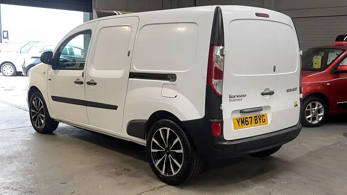 Used 2018 Renault Kangoo Maxi Business White - Interior and Exterior details 7