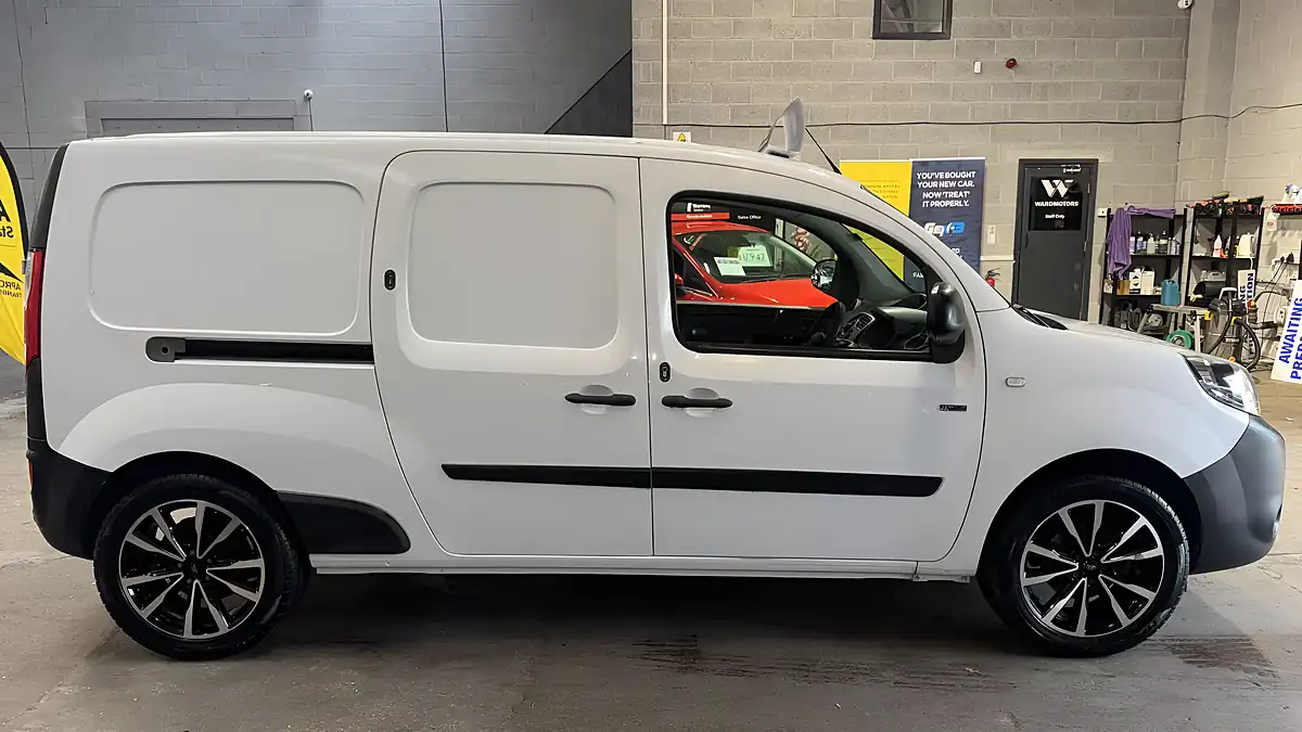 Used 2018 Renault Kangoo Maxi Business White - Interior and Exterior details 8