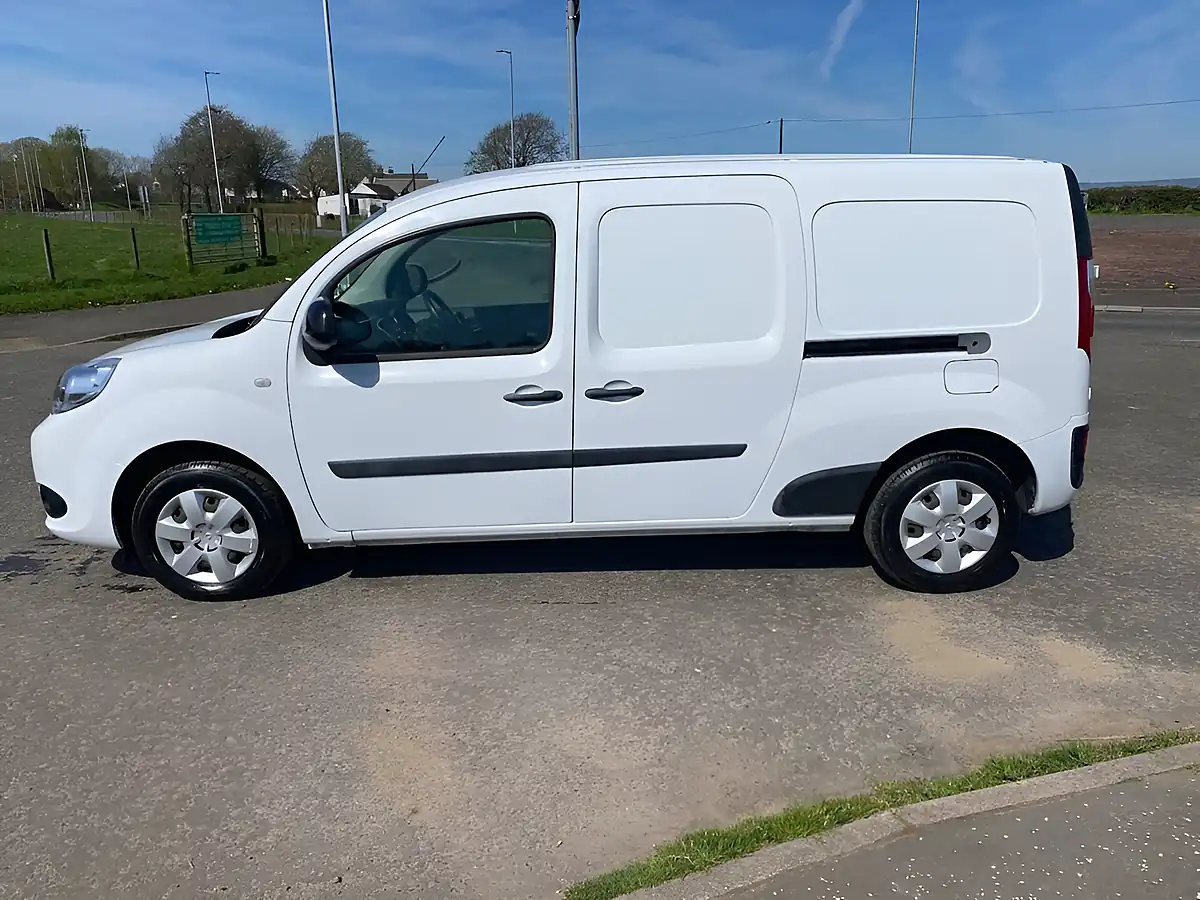Used 2018 Renault Kangoo Maxi Business+ White - Interior and Exterior details 16