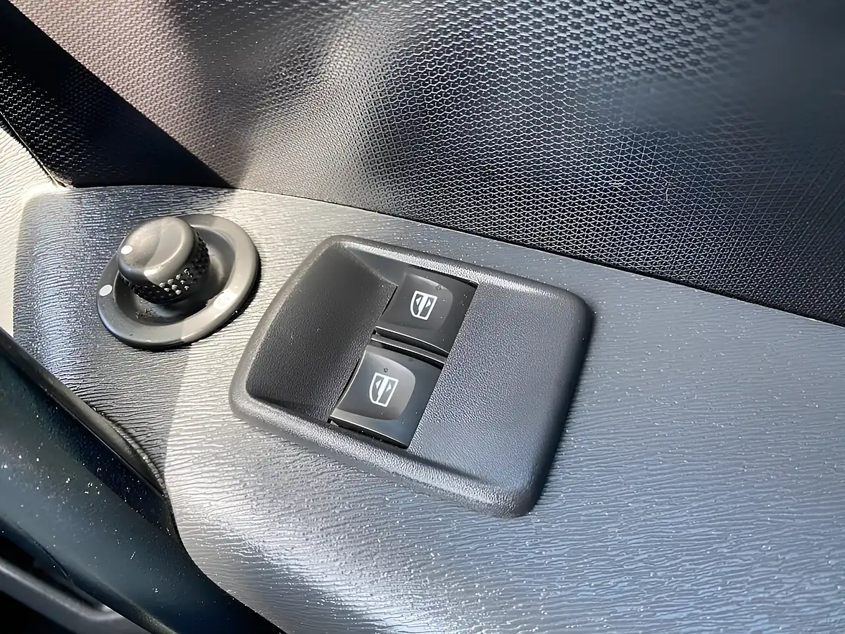 Used 2018 Renault Kangoo Maxi Business+ White - Interior and Exterior details 6
